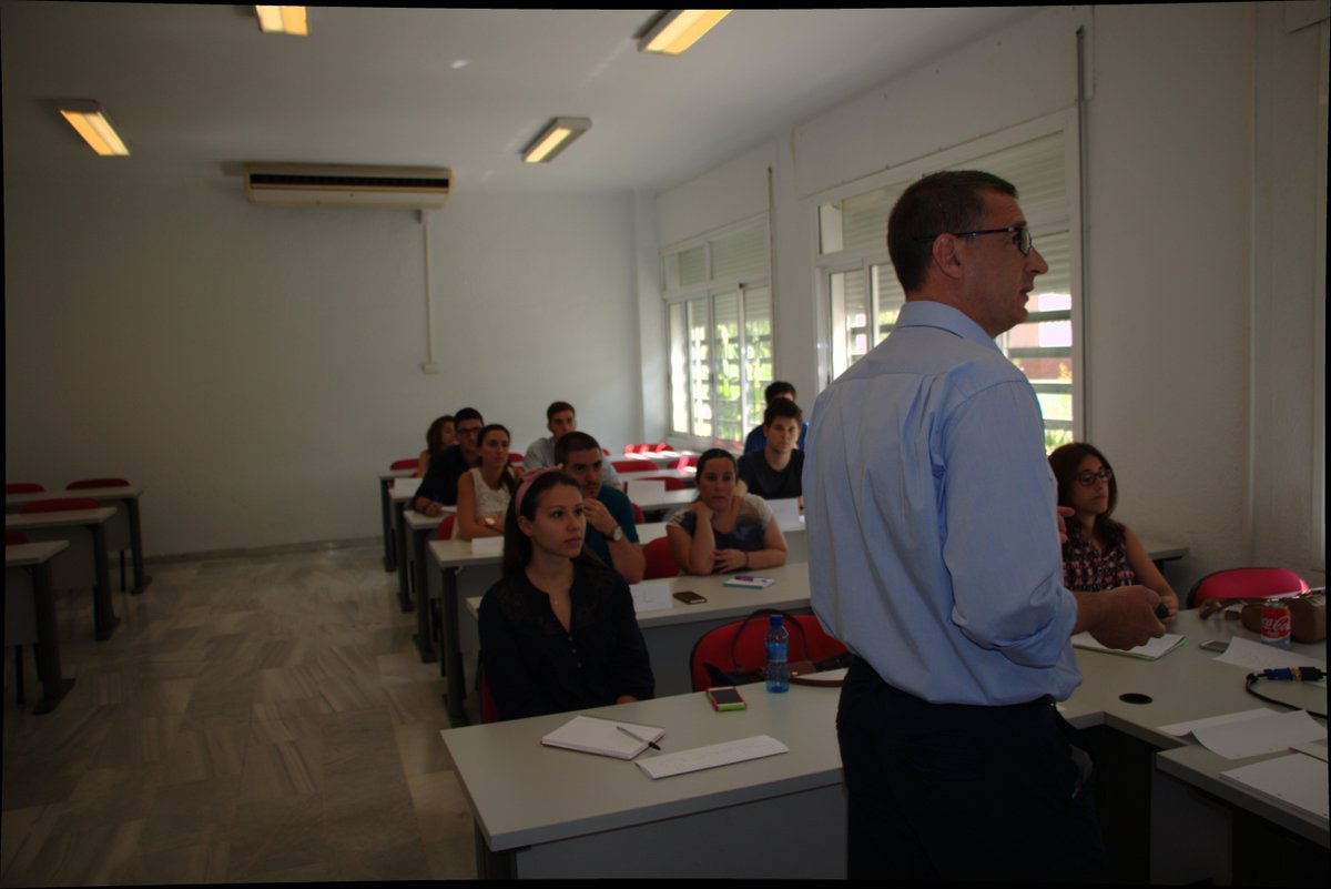 ENCamaraSevilla's tweet photo. Aprendiendo sobre #Internacionalización de empresas en la Escuela de Verano con @2jmsantos #MITiCMaster #COMEX http://t.co/Tjs1mJyXcy
