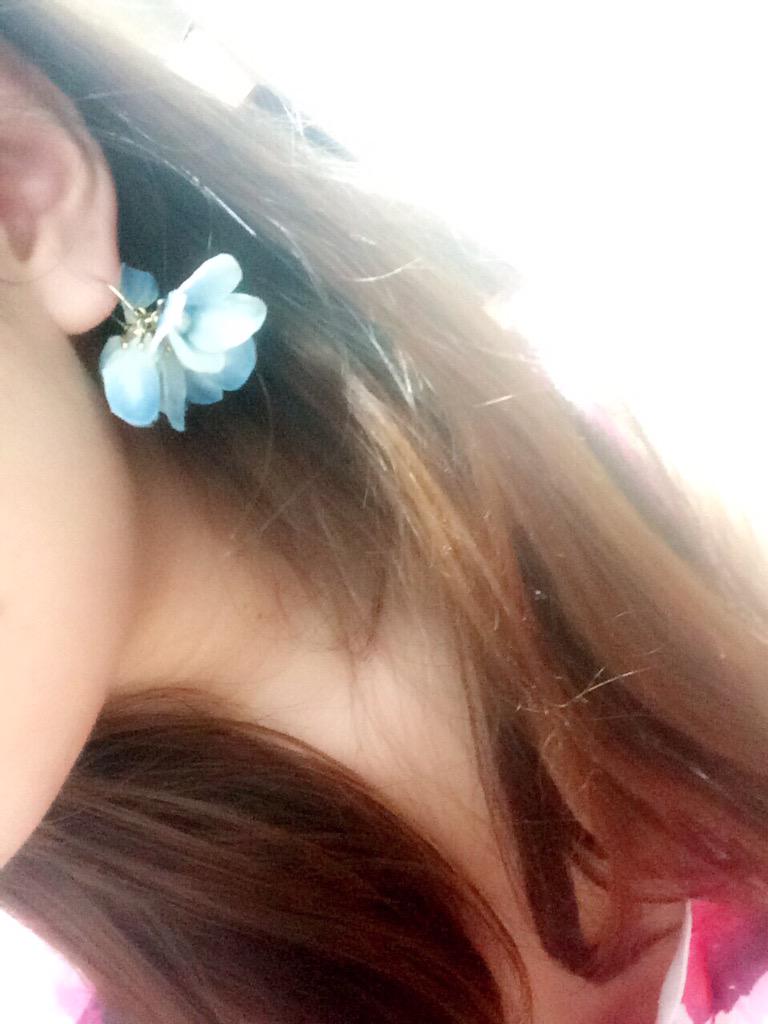 kanayan_saki's tweet photo. この、青い花びらのピアスお気に入り🙈💕 http://t.co/SsXZO8kx6I