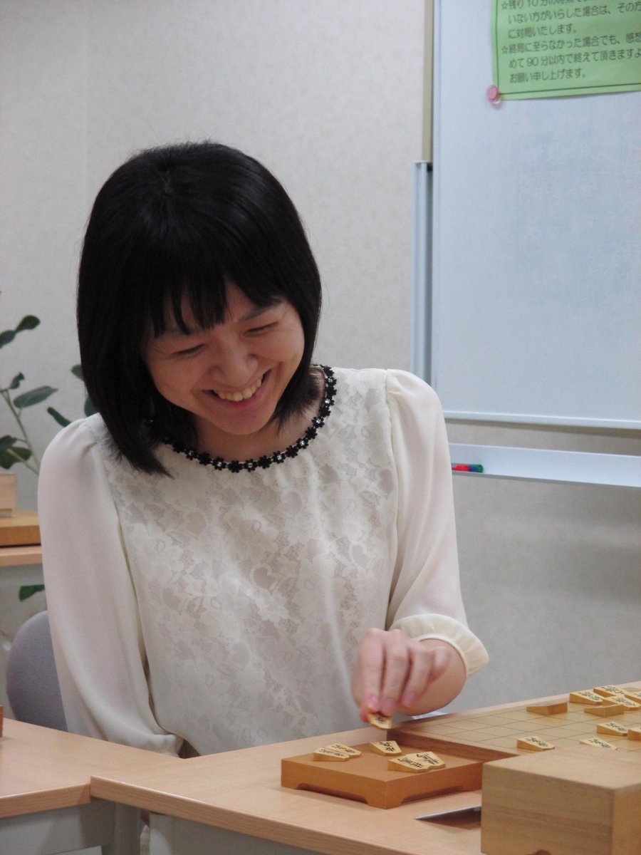 ねこまど将棋教室 V Twitter 感想戦を行う熊倉紫野女流初段の様子です 勝てなかった参加者の方も 熊倉先生の笑顔に癒されているようです Http T Co Sai01ad3fz