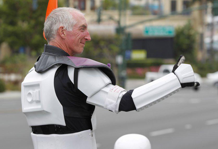 ストームトルーパーコスプレで1000キロ歩いた男性 その理由が話題に ライブドアニュース