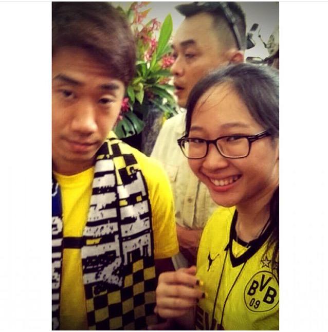12A13SIOL's tweet photo. @S_Kagawa0317's like "who's this weird woman?" @laurawongms http://t.co/ShIoscdP8J