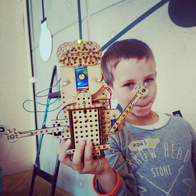 insta_arduino's tweet image. ift.tt/1LYeObV - LO FI ROBOT workshop for kids #lofirobot #arduino #robots #diy … ift.tt/1NVsHFT