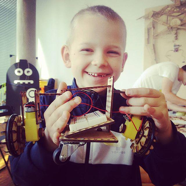 insta_arduino's tweet image. ift.tt/1LYeOc3 - LO FI ROBOT workshop for kids #lofirobot #arduino #robots #diy … ift.tt/1NVsJgZ