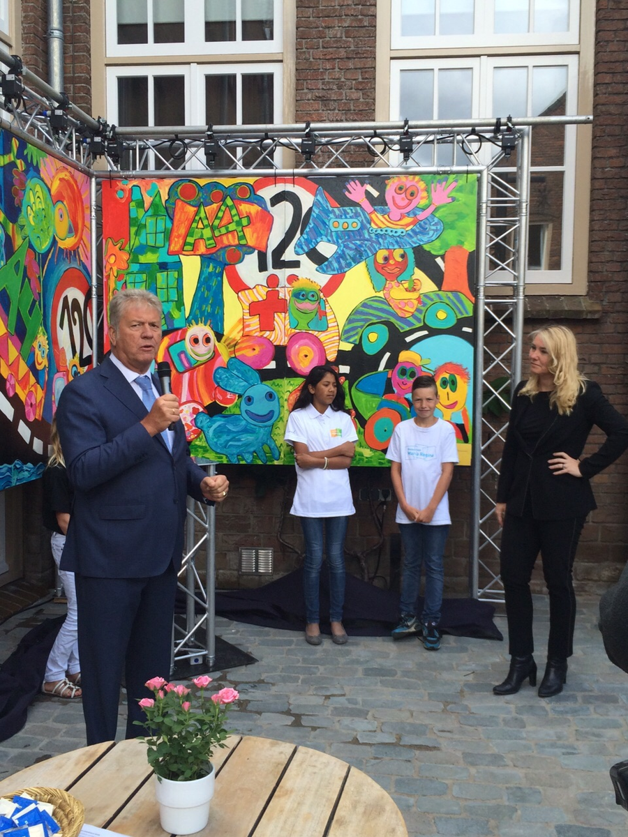 Gemeente_BoZ's tweet photo. Officiële opening #a4 met minister @MelanieSvH. Bgmr @FrankPetter nam schilderijen als aandenken in ontvangst. http://t.co/wv7Vr7ciFY