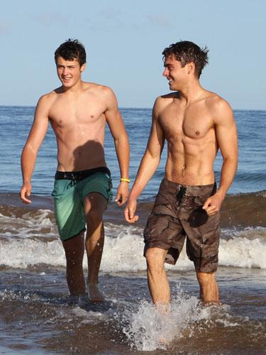 seventeen's tweet photo. The ~hottest~ celebrity brothers http://t.co/IGUvGnmiRi http://t.co/qw1PyRWT6p