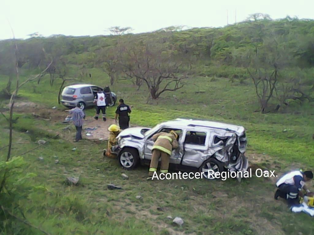 AgenciaSpiaboc's tweet photo. Paramedicos d @cruzrojaoaxaca #Tehuantepec y @HCBJuchitan atienden volcadura n 190 tramo Pepe y Lolita @PoliciaFedMx http://t.co/G814lVZDx6