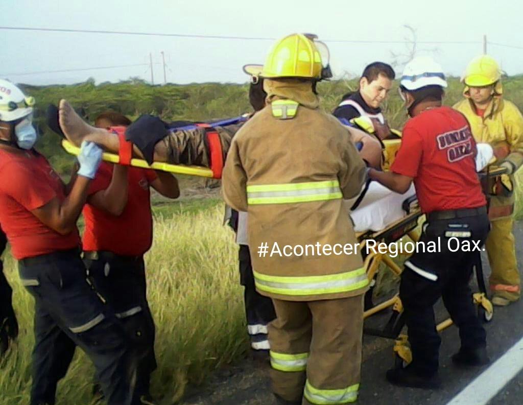 AgenciaSpiaboc's tweet photo. Paramedicos d @cruzrojaoaxaca #Tehuantepec y @HCBJuchitan atienden volcadura n 190 tramo Pepe y Lolita @PoliciaFedMx http://t.co/G814lVZDx6