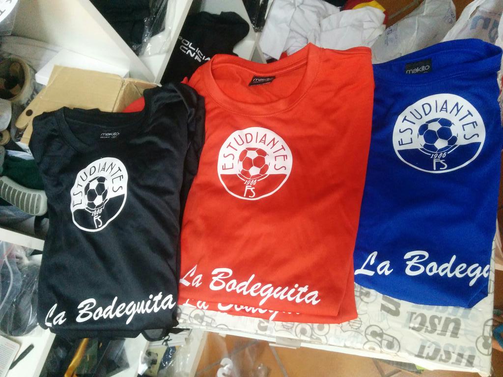 Estudiantes_FS's tweet photo. Nosotros ya tenemos nuestras nuevas camisetas. Gracias a nuestro patrocinador "La Bodeguita" por ayudarnos. http://t.co/OBDWh30CQ3