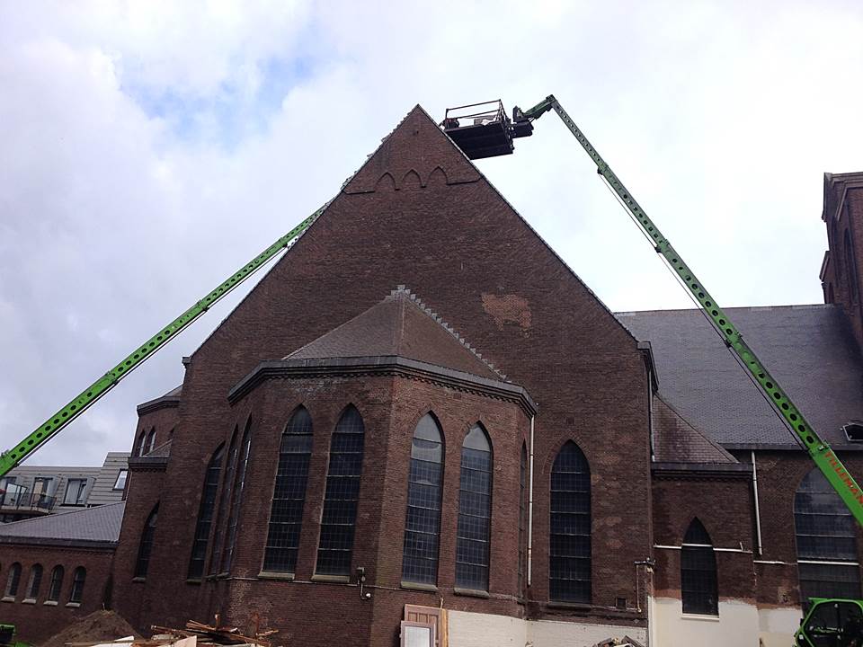 VanLiempdSloop's tweet photo. De ontmanteling van de kerk in Berlicum is gestart; leien, balken &amp; planken worden van 't dak gehaald voor hergebruik http://t.co/NmM09kmKam