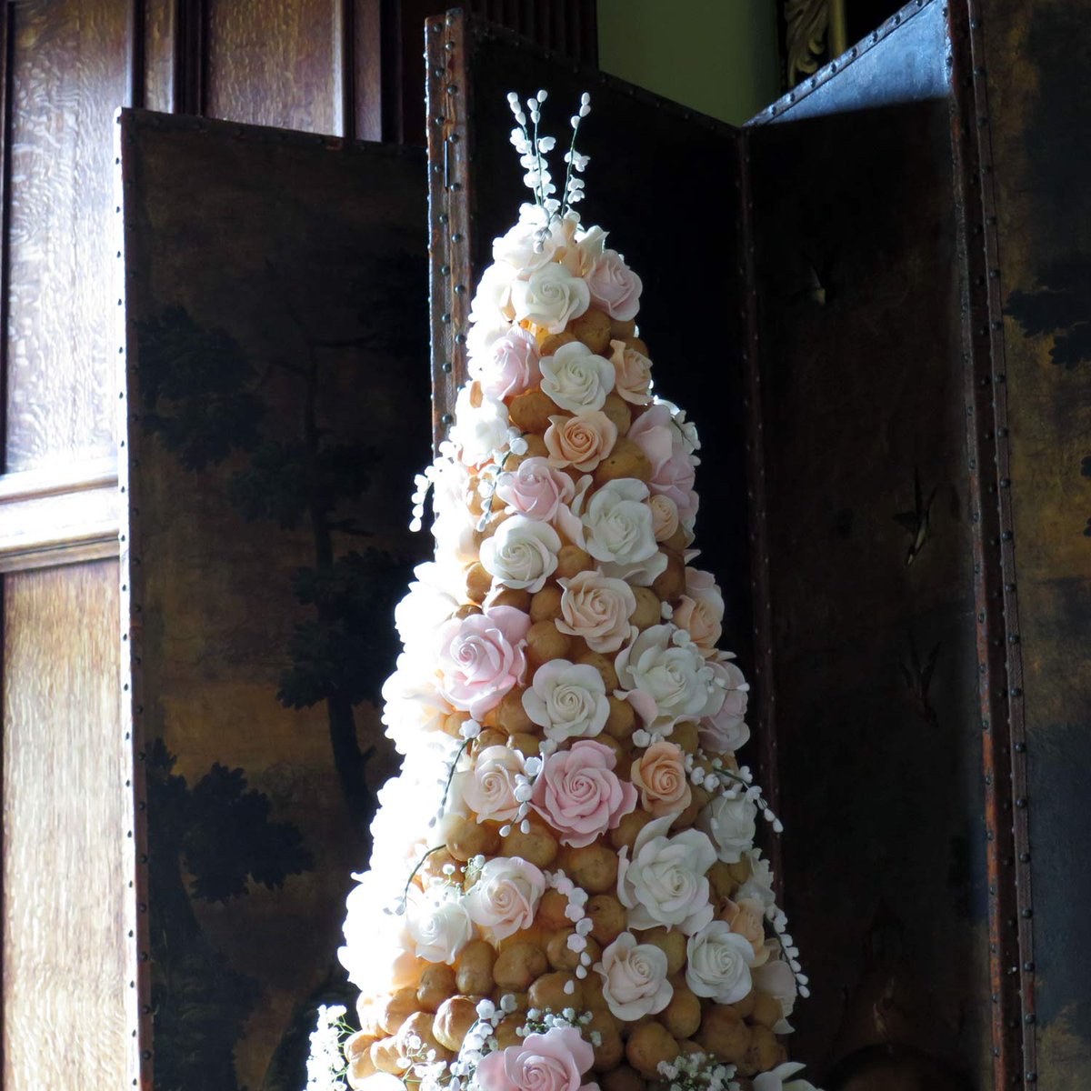 RSugarcraft's tweet photo. One of the more spectacular Wedding Cakes made by Rainbow Sugarcraft
http://t.co/F0buL0gPOa http://t.co/hkdmsR4wzH