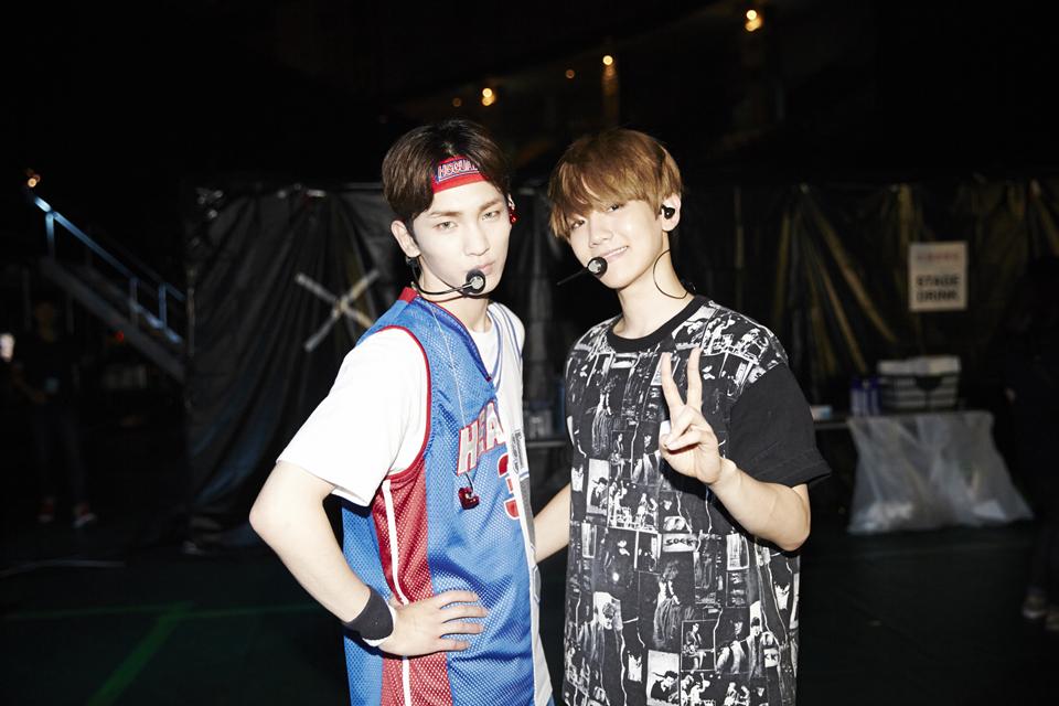 EXOind's tweet photo. [OFFICIAL] SMTOWN NOW Update: SMTOWN LIVE WORLD TOUR IV in TOKYO SPECIAL EDITION - BAEKHYUN and SHINee's Key http://t.co/q91swiLs2n