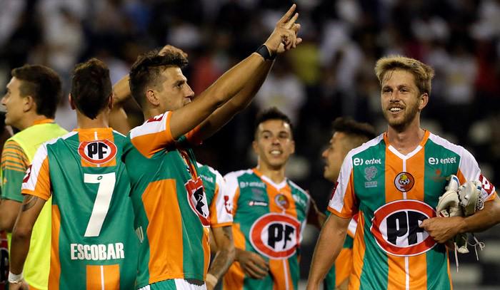 meganoticiascl's tweet photo. Cobresal presentó su nueva camiseta con el distintivo de campeón del fútbol chileno http://t.co/FLi9iE6zuY http://t.co/fvfaA0D65x