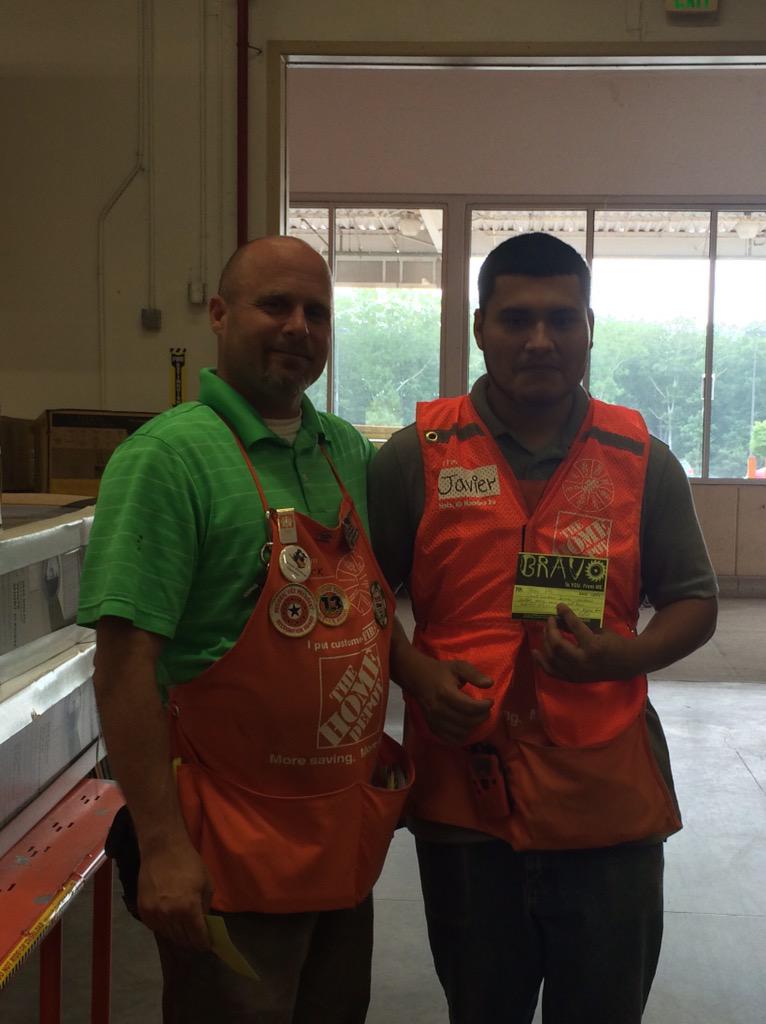 CPEAR2's tweet photo. Bravo for Javier !! Excellent customer service #bestproloader @maryanne_6230 @missydecesaris @PiccoliChris http://t.co/M07UhylVAt