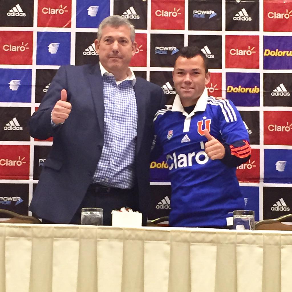 udechile's tweet photo. Renato González recibe la camiseta del equipo de sus amores ¡Bienvenido a la "U"! http://t.co/06JqyBG0LW