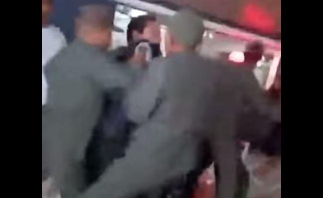 SuNoticiero's tweet photo. #LoMásVisto | ¡SALVAJES! La GNB le cayó a golpes a jóvenes en CNE de Naguanagua (VIDEO BRUTAL) http://t.co/F6L7SYtcx9 http://t.co/0UhNd10WBf