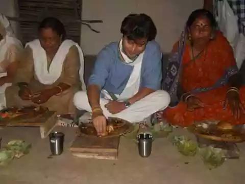 परिवार के सदस्यों जैसे मध्यप्रदेश के कार्यकर्ताओं व् आमजन के साथ भोजन करते हुए <a href="/JM_Scindia/">Jyotiraditya M. Scindia</a> 
@Jm_sadmirer <a href="/ScindiaC/">Scindia Fans Club</a>