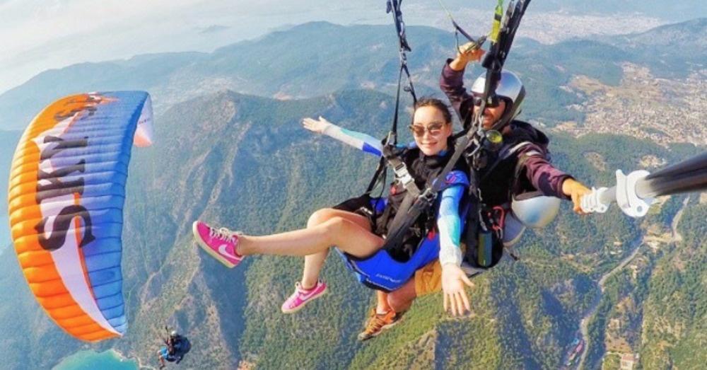 21 Vacation Selfies Taken At The Perfect Moment, #6 Is The Best Photobomb Ever. lifebuzz.com/vacation-selfi…