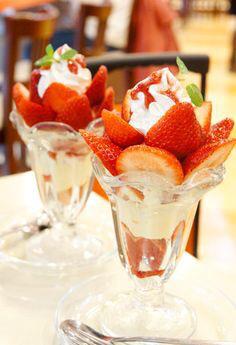 ice_love02's tweet photo. いちごパフェ♡
たくさんいちご入ってて美味しそう♡♡ https://t.co/2MdBYx31tY