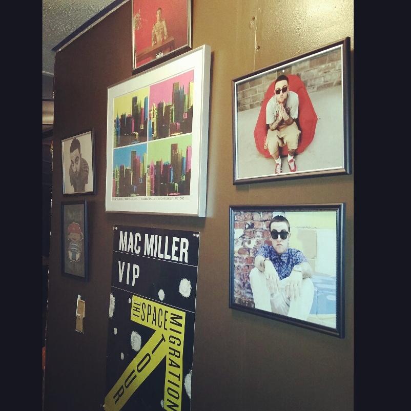 ashleymfates's tweet photo. My Mac Miller inspired wall 😍😍👍👍 #MacMiller #Pittsburgh #spacemigrationtour #ThumbsUp #MacMillerNation @MacMiller http://t.co/n0nPDM46Mz