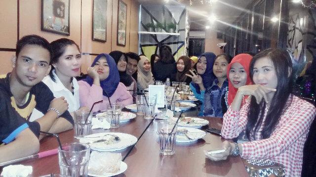 lovaa_lhen's tweet photo. Latepost :D Bukber sklian reuni sama tmen2 SMA @Dapoer Demang http://t.co/DmxhFc7ljJ