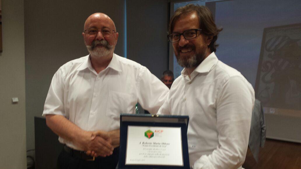 PrevidScuolAICP's tweet photo. Giuseppe Argentino, Segretario @AICP consegna targa ricordo a Roberto Milone, Presidente uscente @AICP http://t.co/U8XHbY5xV1