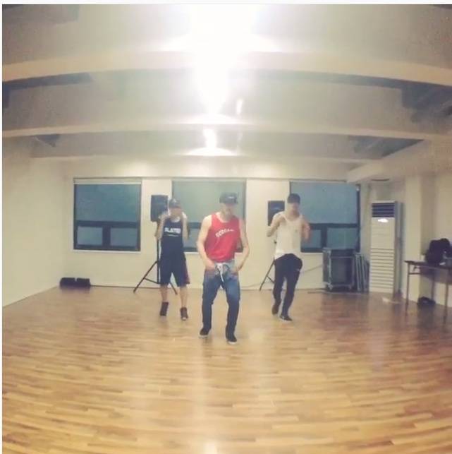 EXO Lay يظهر رقصه القوي مع Hansol و Ten   CJf3fHJWcAA2QEm