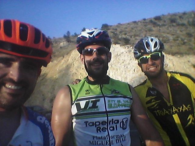 DESABISPORT's tweet photo. Buena salidita para despedir el dia con los @triayayas. Miedo me da hacer una salidita larga con ellos http://t.co/dVSkScZLR0