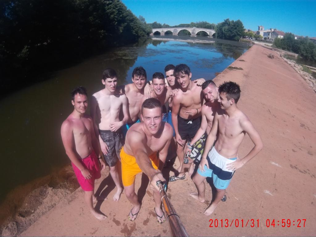 ImAsier's tweet photo. SALUD FAMILIA @96sanz @96sanz @ImSantos7 #Pablo #Pedro #Java #Puente #Alex http://t.co/bHSqDQlr5E
