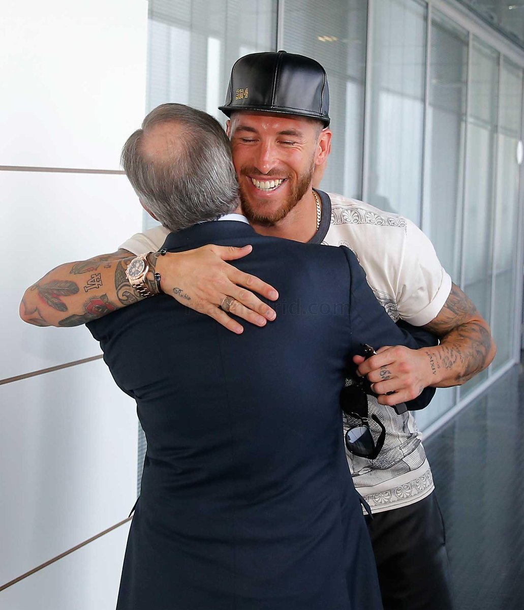 realmadrid's tweet photo. Nuestros jugadores están de vuelta y el presidente, Florentino Pérez, les ha dado la bienvenida.
#HalaMadrid http://t.co/9sKzp5h1ai