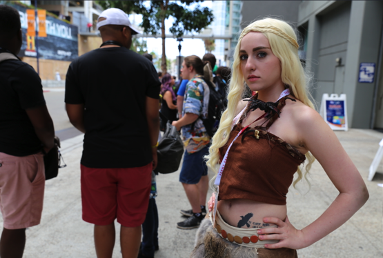 LostGirlPip's tweet photo. “@GameOfThrones: "DRACARYS!"
#GoTFans wait patiently to #ExperienceTheRealm at #SDCC. http://t.co/8O1bX22WKT” GUYS. IT ME!! #HOLYCRAP