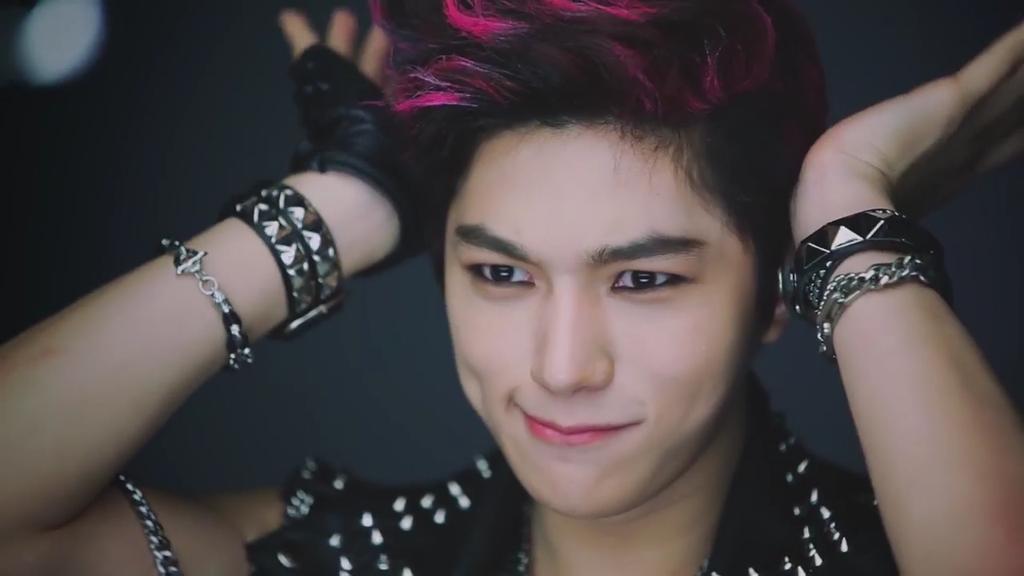 boygroupstbh's tweet photo. pink haired myungsoo is the best myungsoo http://t.co/9EvZiOAjTH