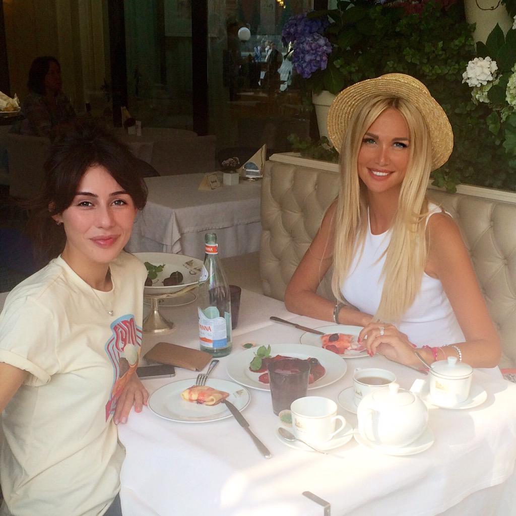 LopyrevaVika's tweet photo. Наконец-то в Москве! 🇷🇺 Чувствую себя туристом обедая на Красной Площади в любимом #BoscoCafe 🍒 http://t.co/Qv99zVjVMX