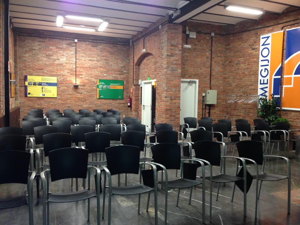 IBERICAEVENTS's tweet photo. Esperando a que esto se llene de futbolistas con ganas de jugar a fútbol. 20.00h, Edificio Cristasa, Gijón. http://t.co/VVvtjamRxq