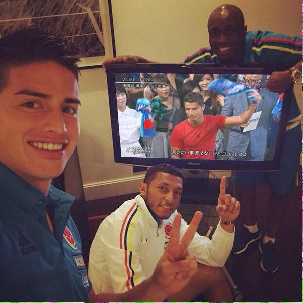 sc_kami's tweet photo. 日本に来日したC・ロナウドを見ているサッカー選手たち https://t.co/OilTKE61jt