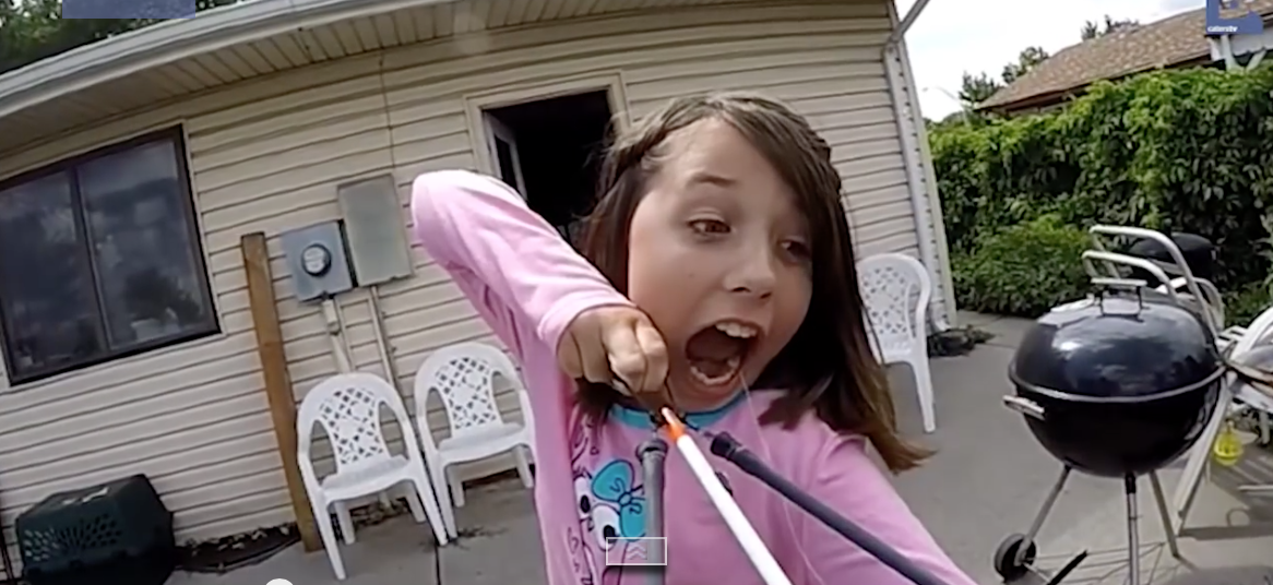 DeevyLab's tweet image. Girl Uses Slingbow to Pull Out Tooth:
[Video] deevylab.com/2015/07/09/gir…