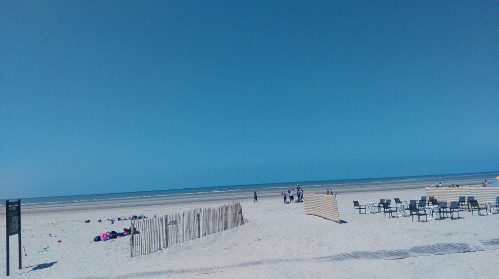 RAWLanguages's tweet photo. The sun has followed us from Le Touquet beach to M25. We're coming home! @RawlinsAcademy  #rawactivities #opalrawlins http://t.co/vXdEJoQPWI