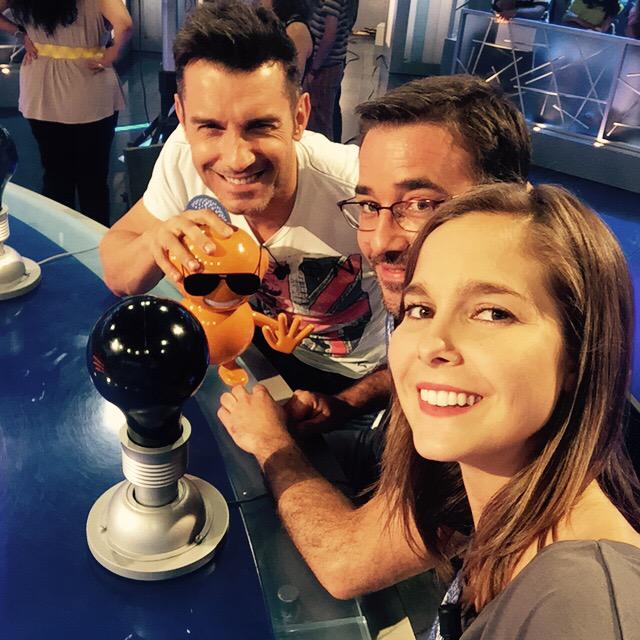 NataSanchezMol's tweet photo. Ya está todo comprobado..#PodemosArrancar hoy en @pasapalabraT5 @_JesusVazquez_ #Pablo, #Tupi y yo!@EpidemiaTheGame 😊 http://t.co/lNR1fYVkZh