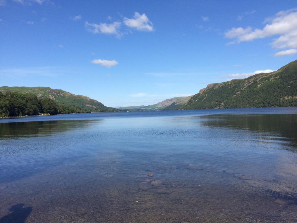 Plankgasnl's tweet photo. Douchen is voor mietjes... Ullswater lake bij Penrith. Erg verfrissend! #carbagerun http://t.co/qJx8eNrNF0