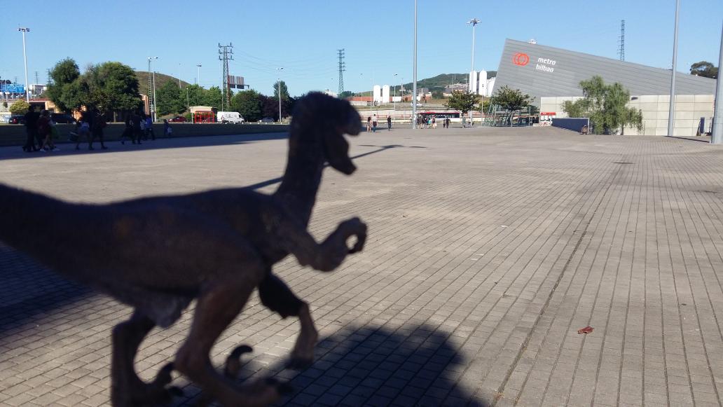 vraptorattack's tweet photo. Mucho cuidado en Bilbao! #velociraptorattack #BBKLive http://t.co/tSKbnItt20