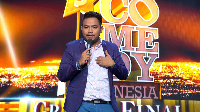 StandUpKompasTV's tweet photo. SELAMAT juara dan komika terbaik Stand Up Comedy Indonesia Season 5 @Rigensih dan @RahmetAbabil juara 2 #FinalSUCI5 http://t.co/apZDfuB2mq