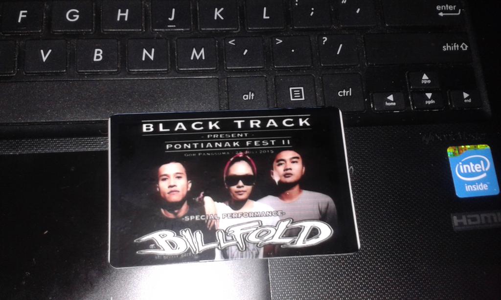 Henrikeen07's tweet photo. @billfoldx tiket nya udh di beli kk gania hehe #blacktrack http://t.co/V2XGtGbwkd