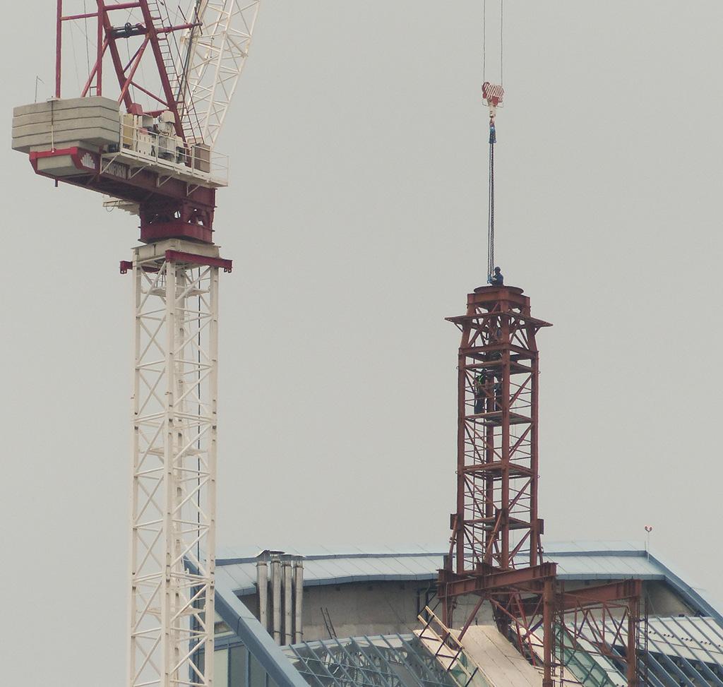 udotoronto's tweet photo. @SkyJacked793 What's going on at the L Tower? Taking down the auxiliary crane before ever using it?? Strange ! http://t.co/h1nEQXNu0G