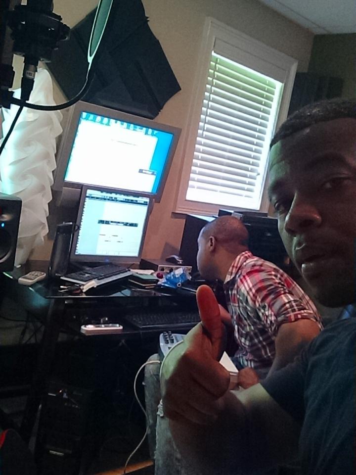 RealSmartMouth's tweet photo. Early @FrankTStein #TheEntellects #MusicIsLife @NikkaDuarte come hang out if your in the area! Lol #MiddleOfNoWhere http://t.co/OM7N2owPFq