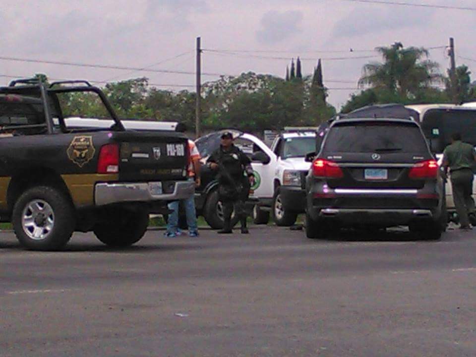 REDTNJalisco's tweet photo. Accidente frontal entre 2 vehiculos personas lesionadas incl Un bebé en carrt. Nogales esquina nextipac @Trafico_ZMG http://t.co/afO3Lubyl4