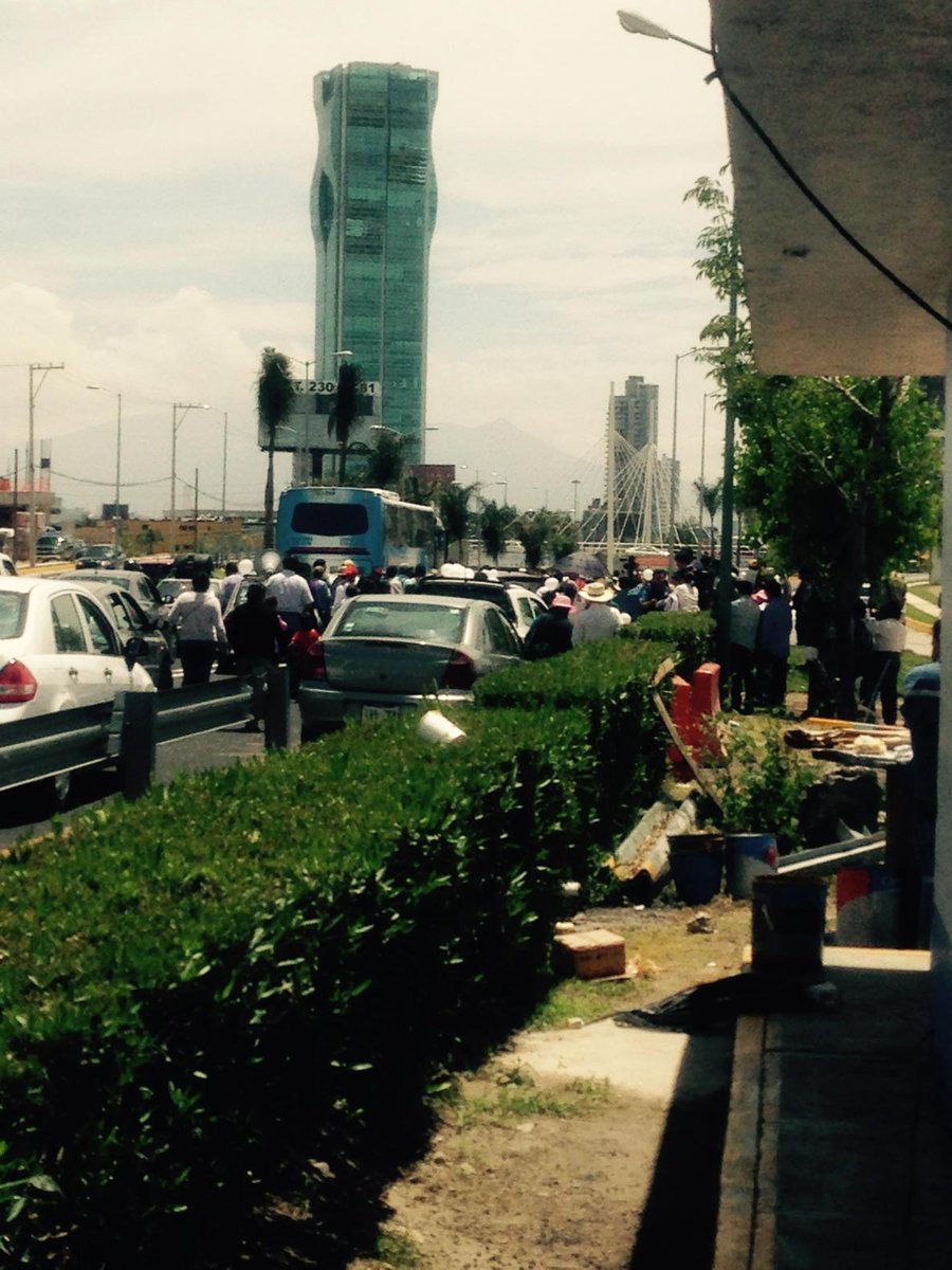 Adm_PINFRA's tweet photo. Aut_VIA_ATLIXC: Empieza a avanzar la manifestación a pie con dirección al CIS http://t.co/jfKLSOWrfr: Empieza ... http://t.co/GcFDMPjknO