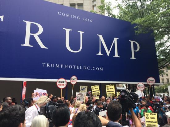 FPizarro_DC's tweet photo. Protesta anti Trump frente a sitio de su futuro hotel en Washington @UniNoticias http://t.co/T1JSNB9SWH