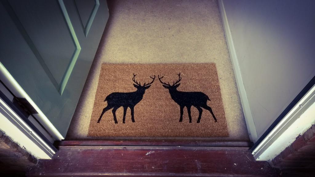 Very happy with my new very #Sevenoaks looking doormat!

Thanks @marksandspencer!

#stags #sevenoakshistory