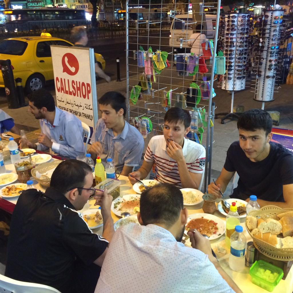 Kadkyk's tweet photo. Kadırga kyk platformu Ramazan şenliği 21.gün iftar kareleri http://t.co/fHZlmiMsHM