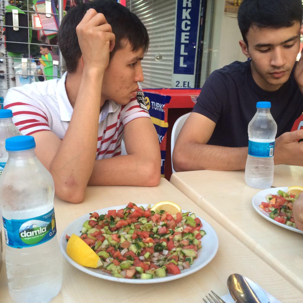 Kadkyk's tweet photo. Kadırga kyk platformu Ramazan şenliği 21.gün iftar kareleri http://t.co/fHZlmiMsHM