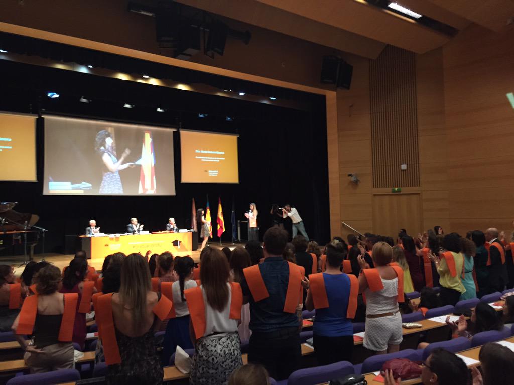 salesraul's tweet photo. Los alumnos se ponen en pie para recibir a la Representante de Profesorado, Mª Dolores Moreno #GraduaciónVIU http://t.co/R3hcbhC5MB